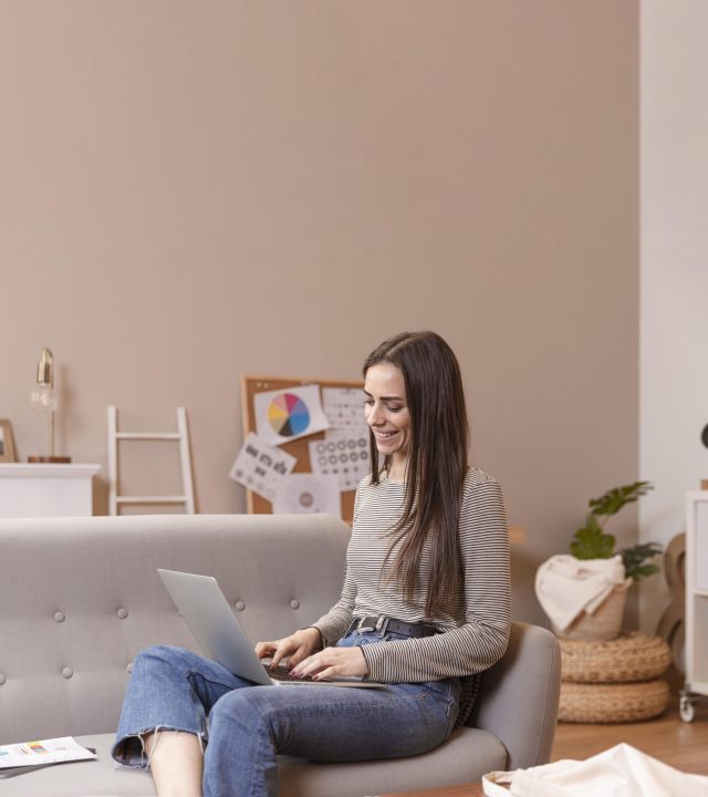 mujer-lado-sentada-sofa-trabaja